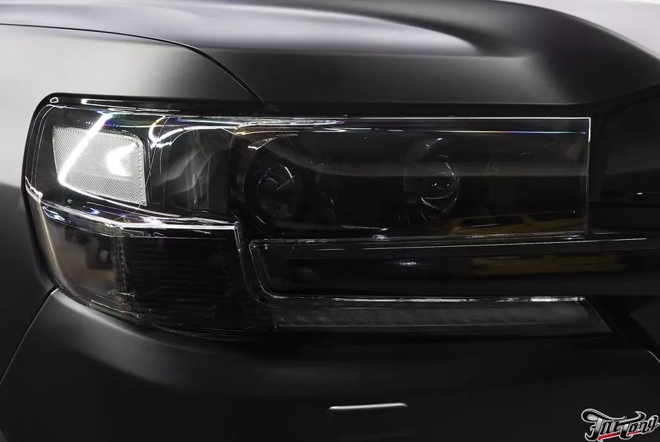 Toyota LandCruiser 200. Установка динамического поворотника, окрас масок фар и декоративная подсветка линз.